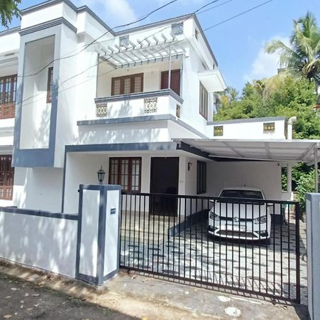 Mom'S Villa Nedumbassery Buitenkant foto